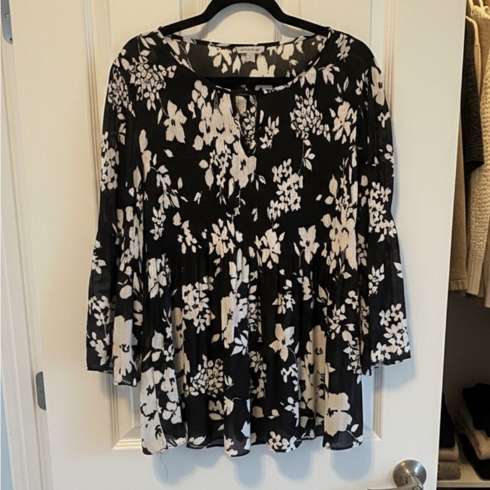 Flattering bell-sleeve blouse in B&W floral print
